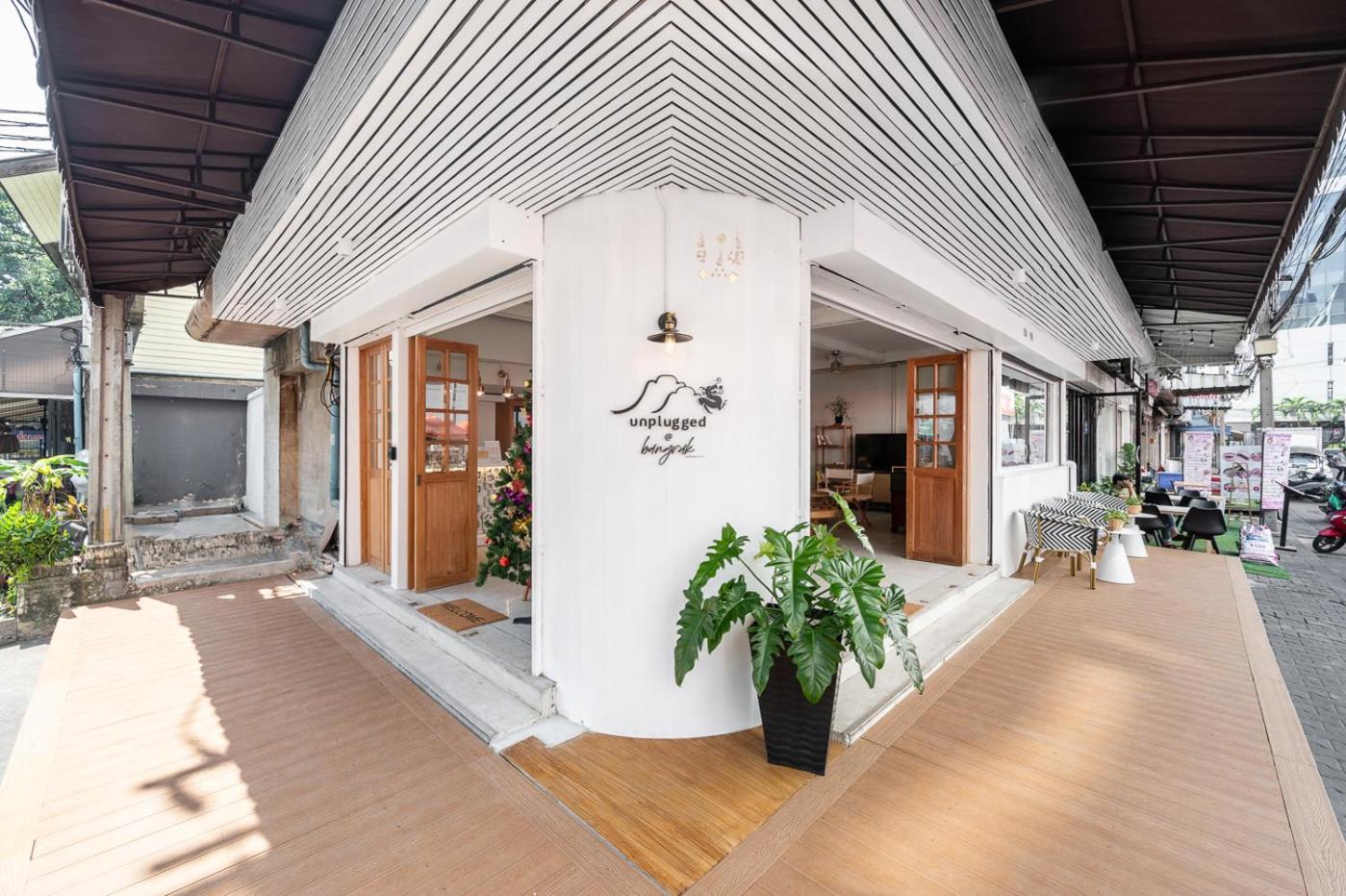 Unplugged @ Bangrak Hostel Bangkok Exterior photo