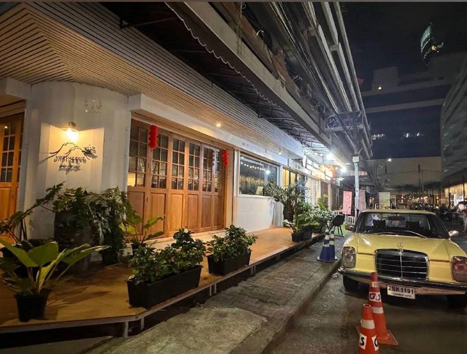 Unplugged @ Bangrak Hostel Bangkok Exterior photo