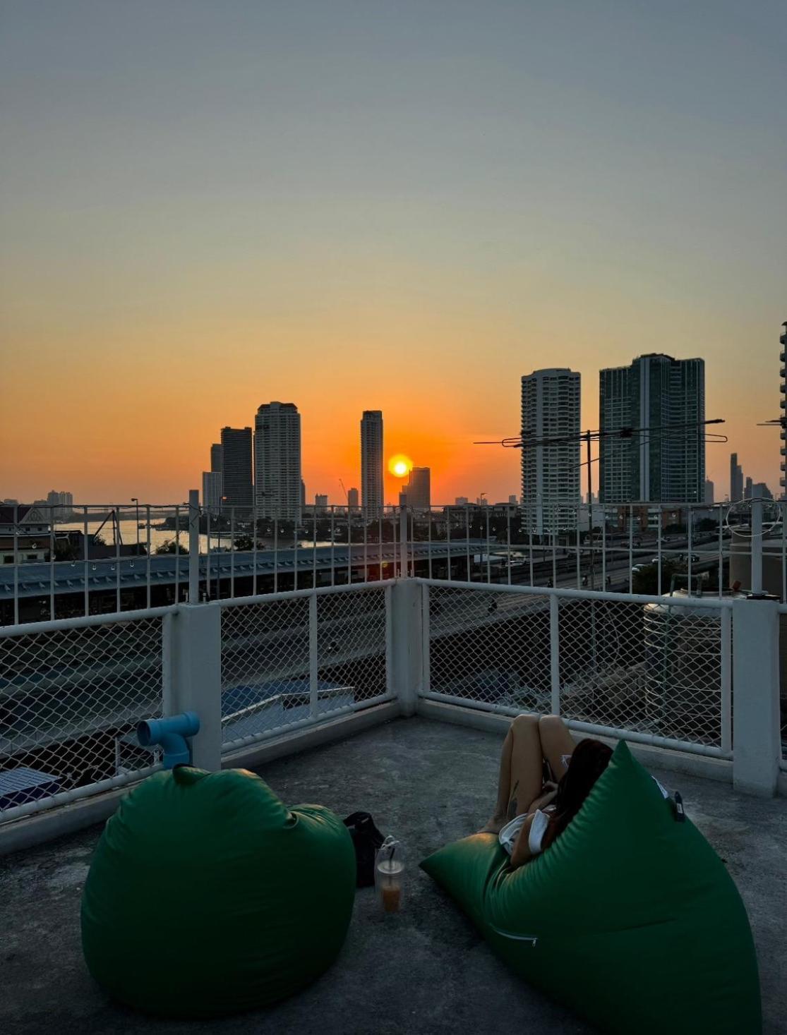 Unplugged @ Bangrak Hostel Bangkok Exterior photo